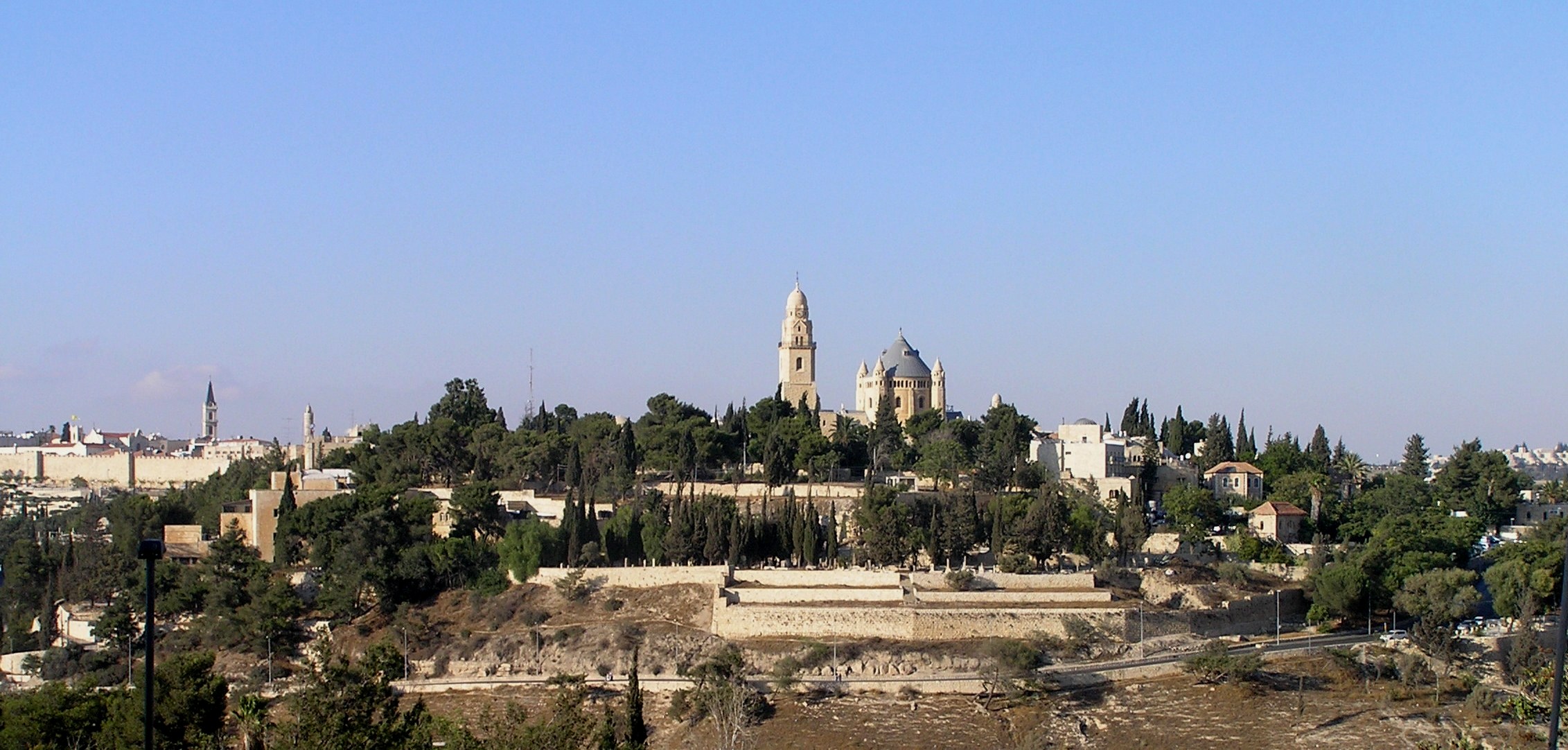 https://upload.wikimedia.org/wikipedia/commons/9/9f/MtZion_from_Abu_Tor.jpg